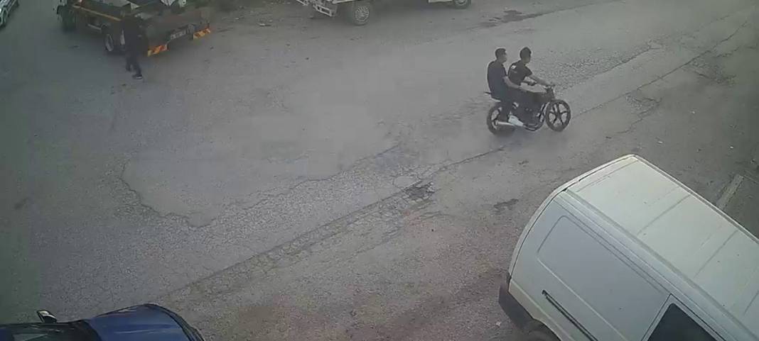 Konya'da plakasız motosikletli gençler, dur ihtarına uymadı! Çekiciye çarptılar 3